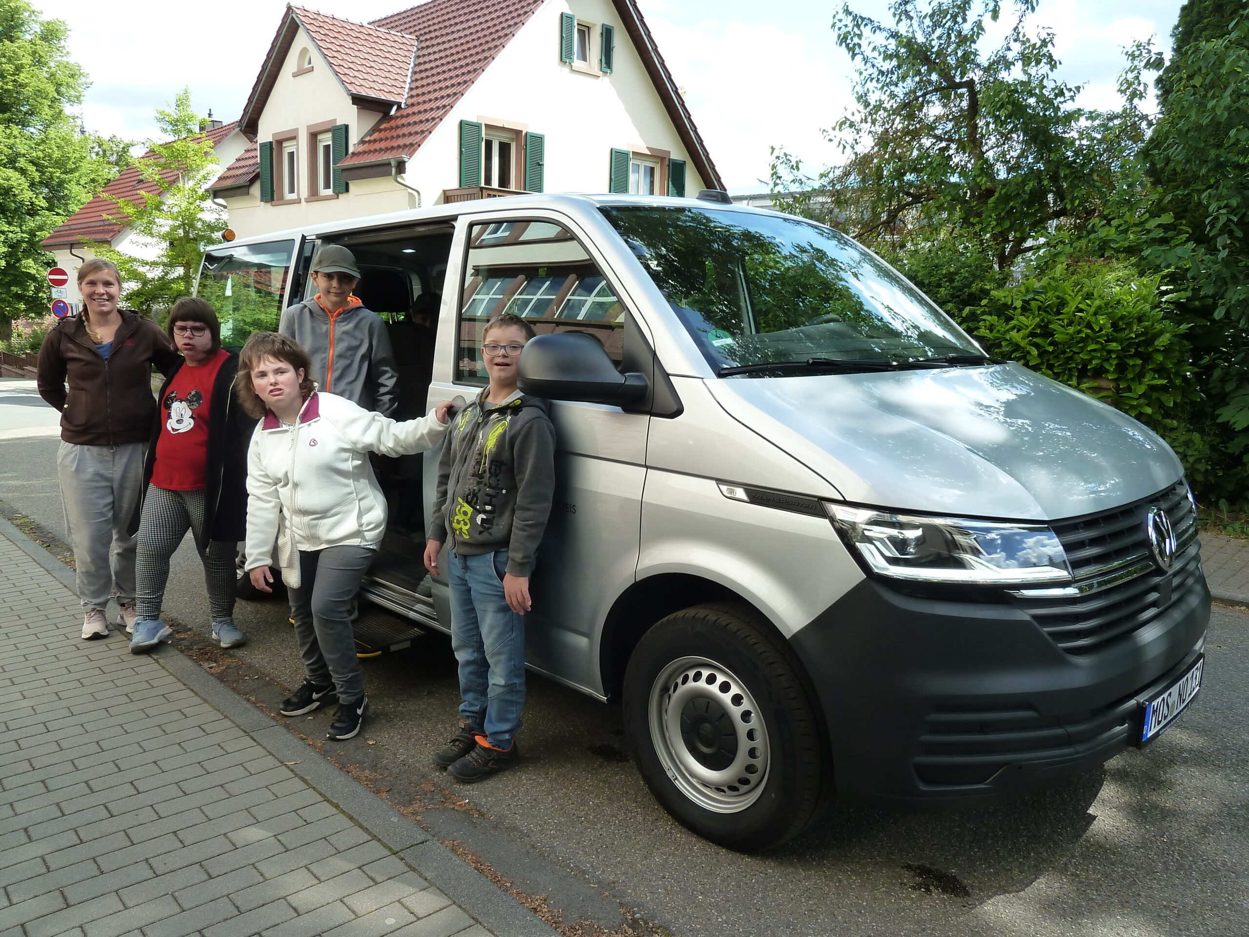 Unser neuer Bus mit Kindern
