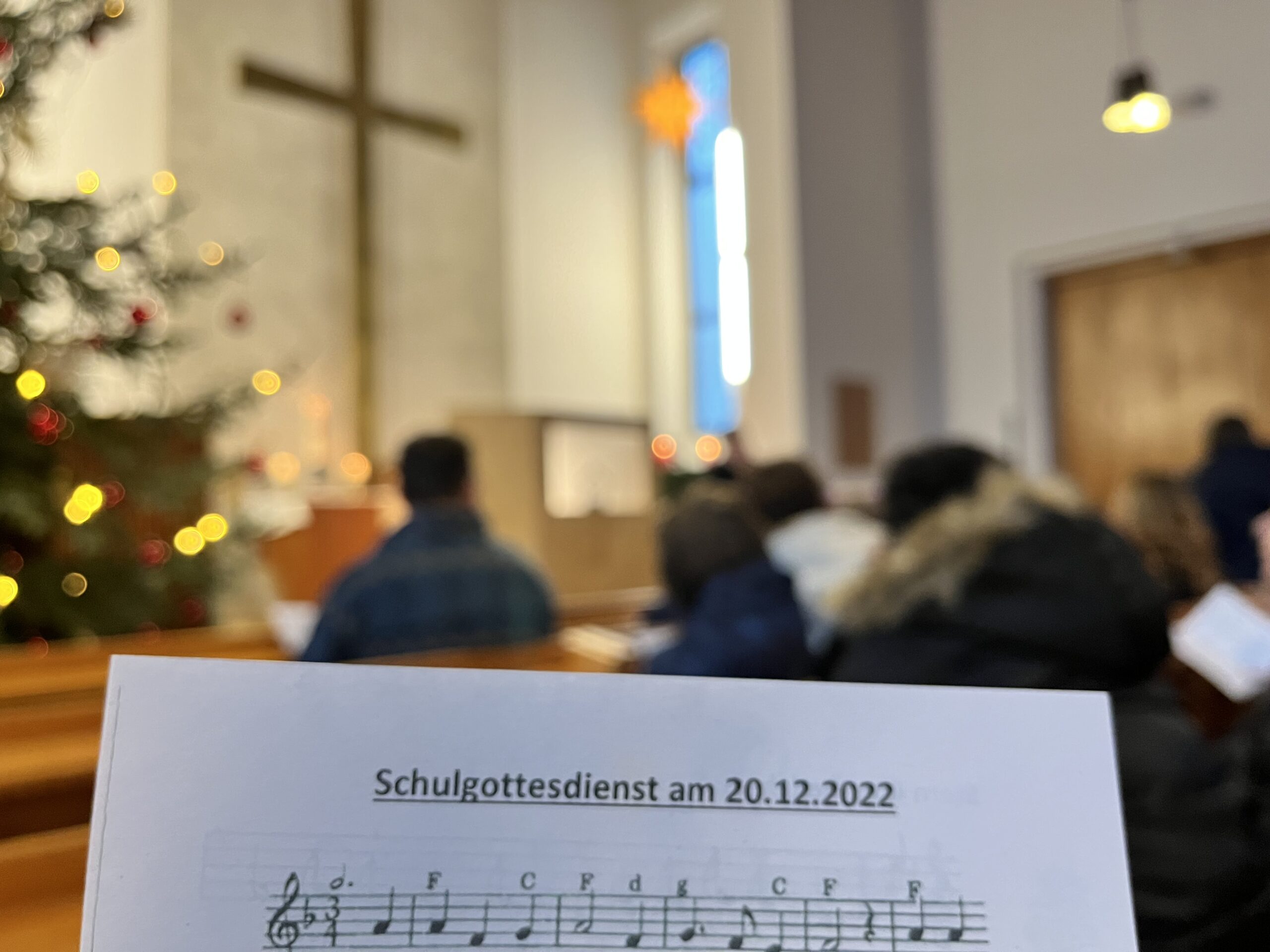 Liedblatt mit Kirchenraum im Hintergrund