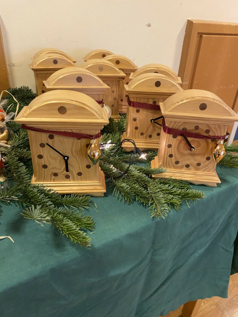 Selbstgebaute Holzuhren auf dem Weihnachtsbasar