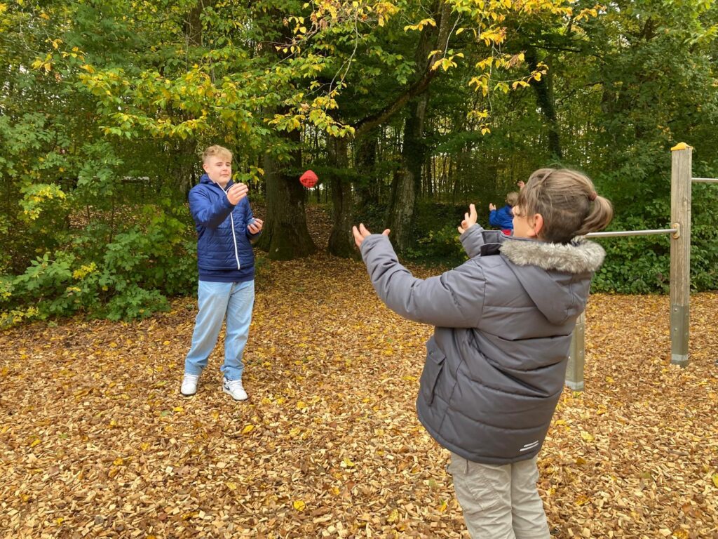 Zwei Schüler werfen sich einen Ball hin und her