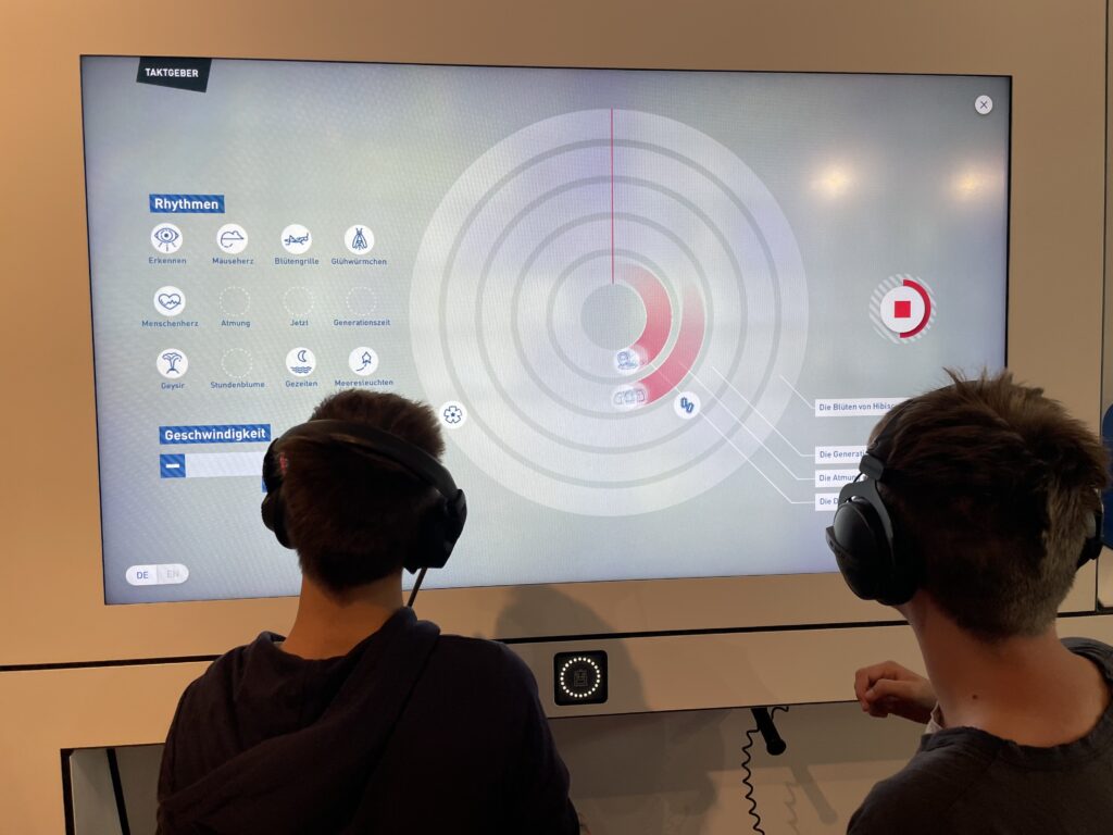 zwei Schüler an einer interaktiven Station in der Experimenta