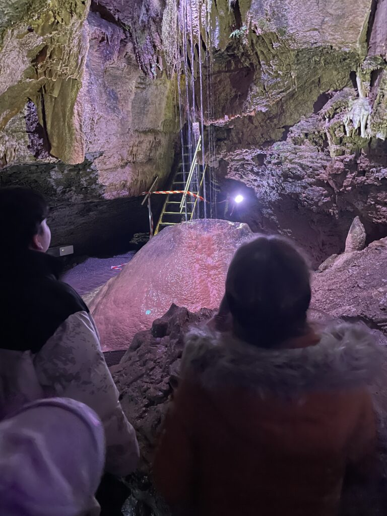 Das Bild gibt einen Eindruck über das Innere der Tropfsteinhöhle