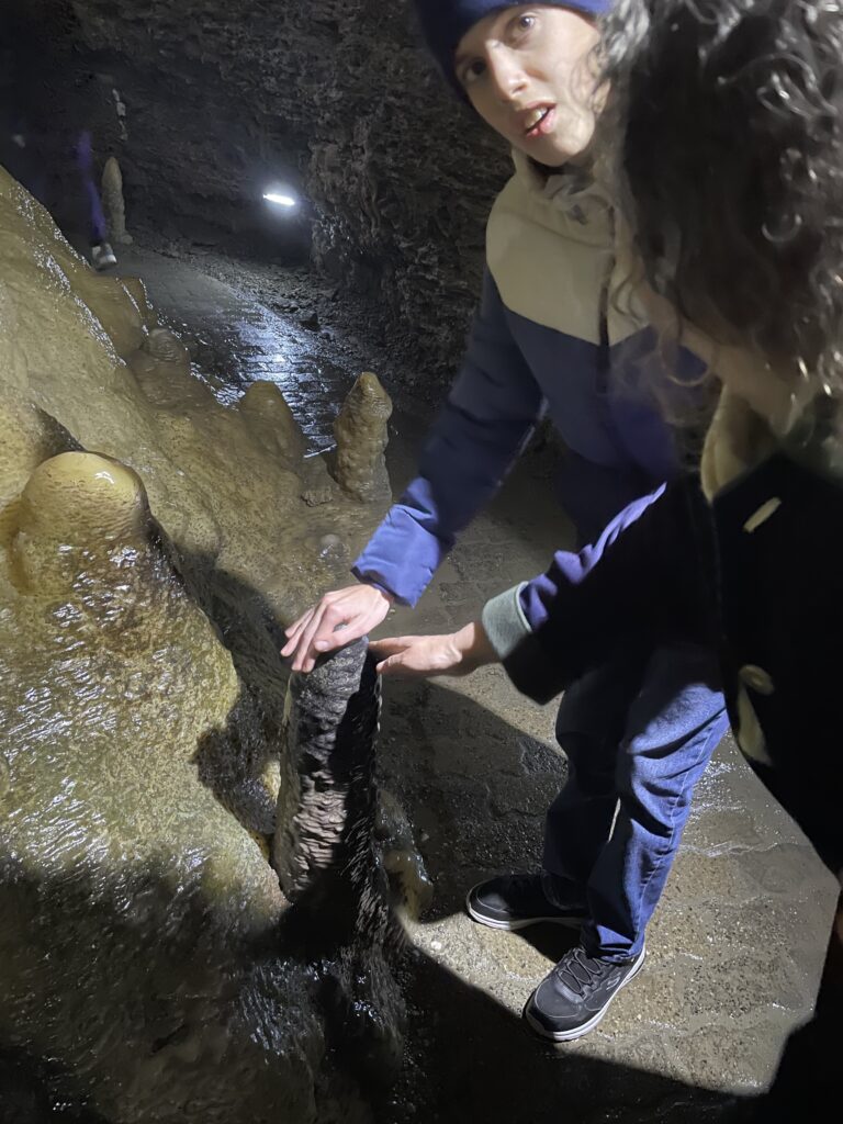 zwei SuS berühren eine Stalakmite