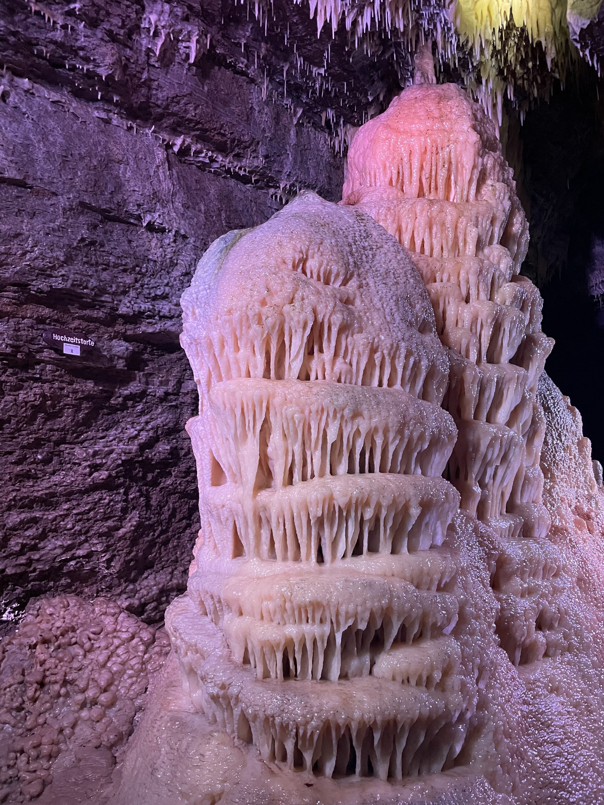 Bild zeigt einen Turm aus Stalaktiden in der Tropfsteinhöhle