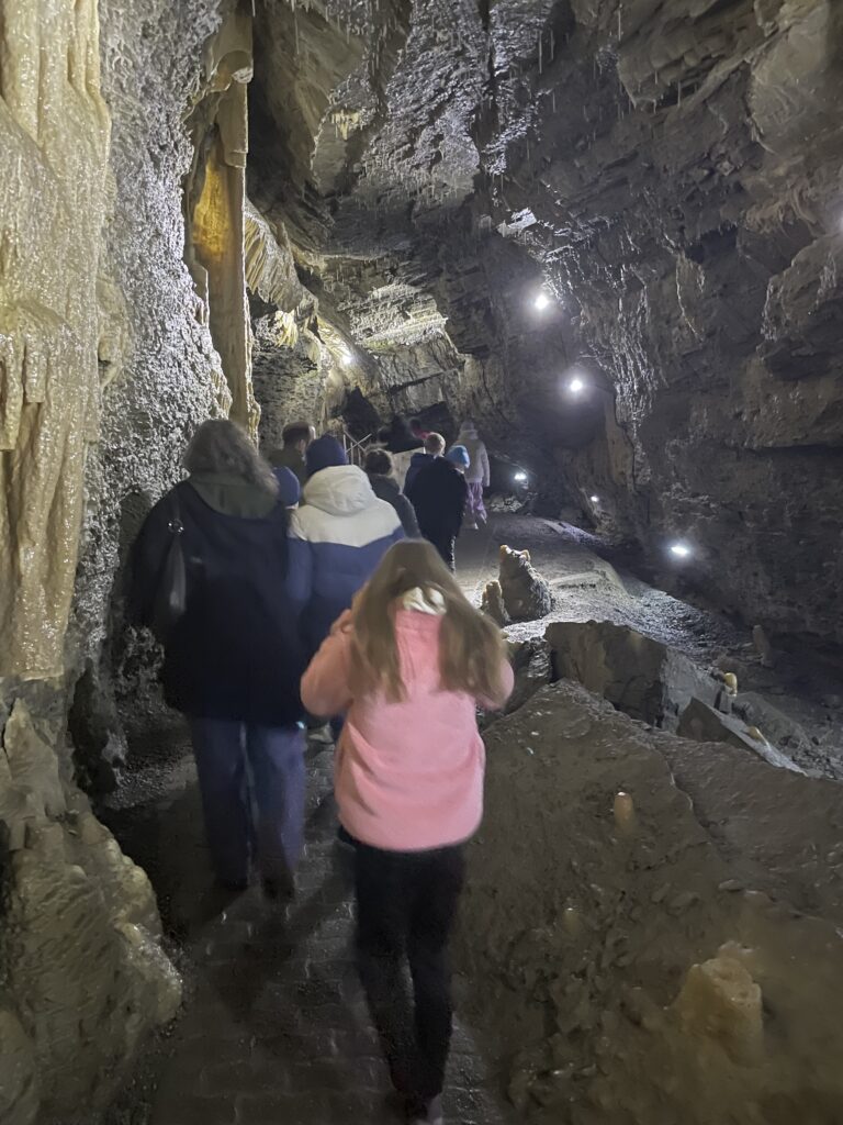 Das Bild zeigt wie die SuS durch die Tropfsteinhöhle gelaufen sind