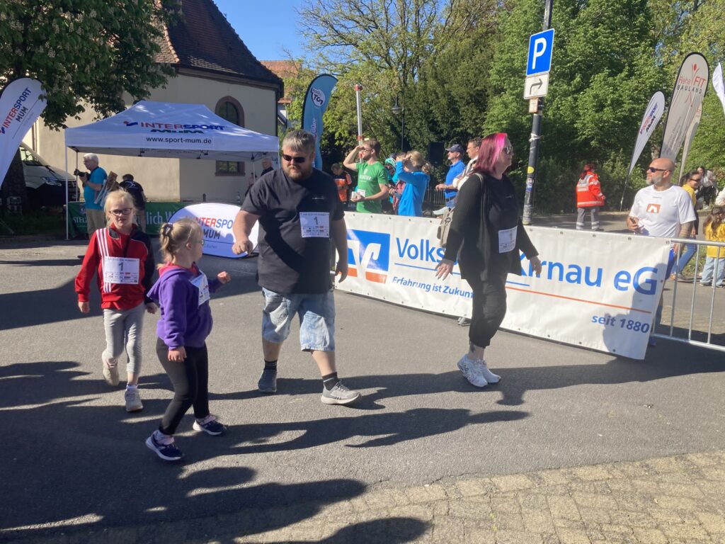 Familie mit einer Schülerin beim Zieleinlauf