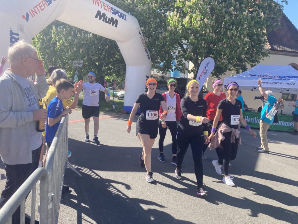 Lehrergruppe beim Zieleinlauf beim Stadtlauf