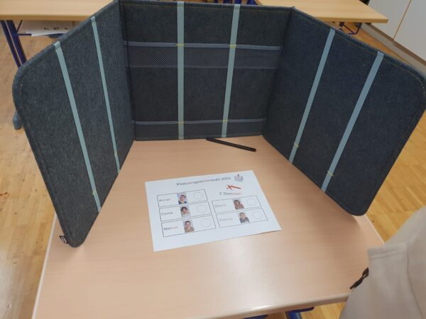 Wahlkabine mit Wahlzettel für die Klassensprecherwahl