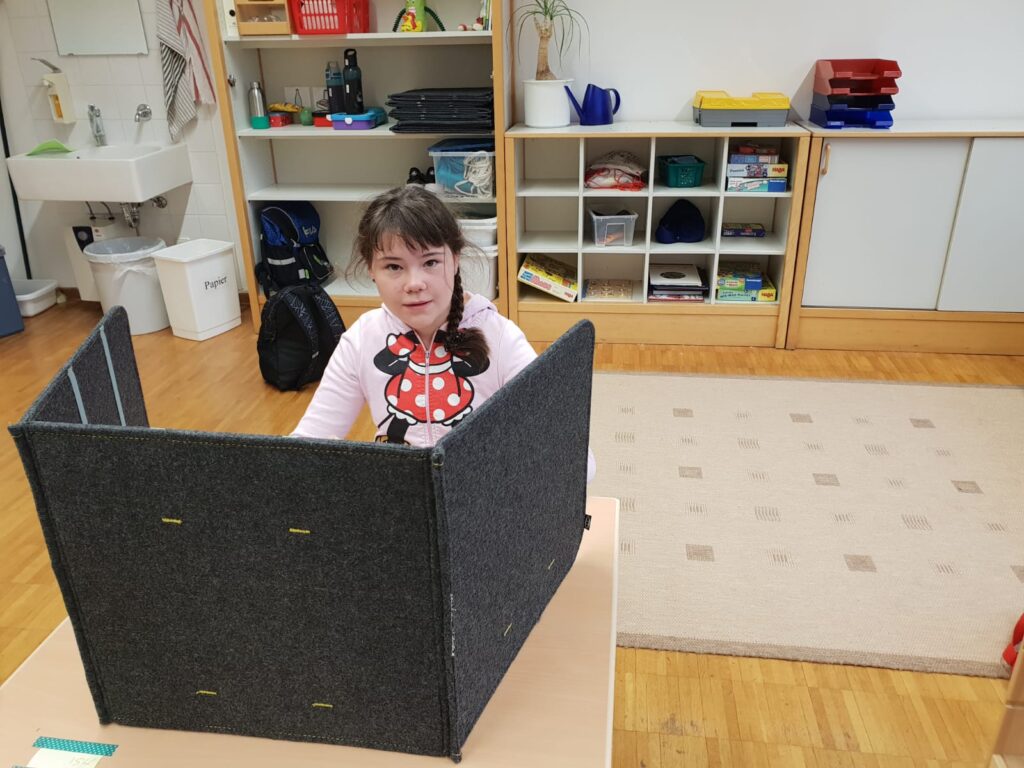 Eine Schülerin in der Wahlkabine