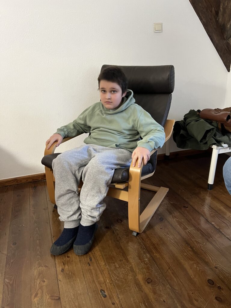 ein Schüler sitzt auf einem Sessel