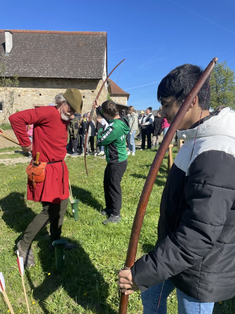 zwei Schüler bereiten sich auf das Bogenschießen vor