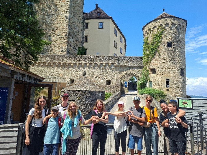 Schülergruppe mit Lehrrkäften vor der Burg Guttenberg