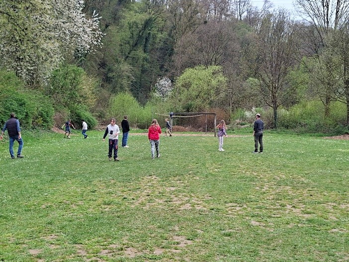 SuS spielen mit ihren Lehrern Fußball