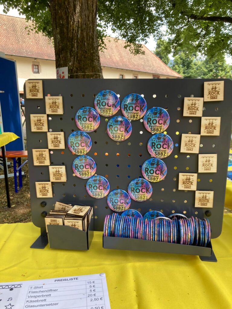 Merchandiseständer mit Rockfestival Buttons