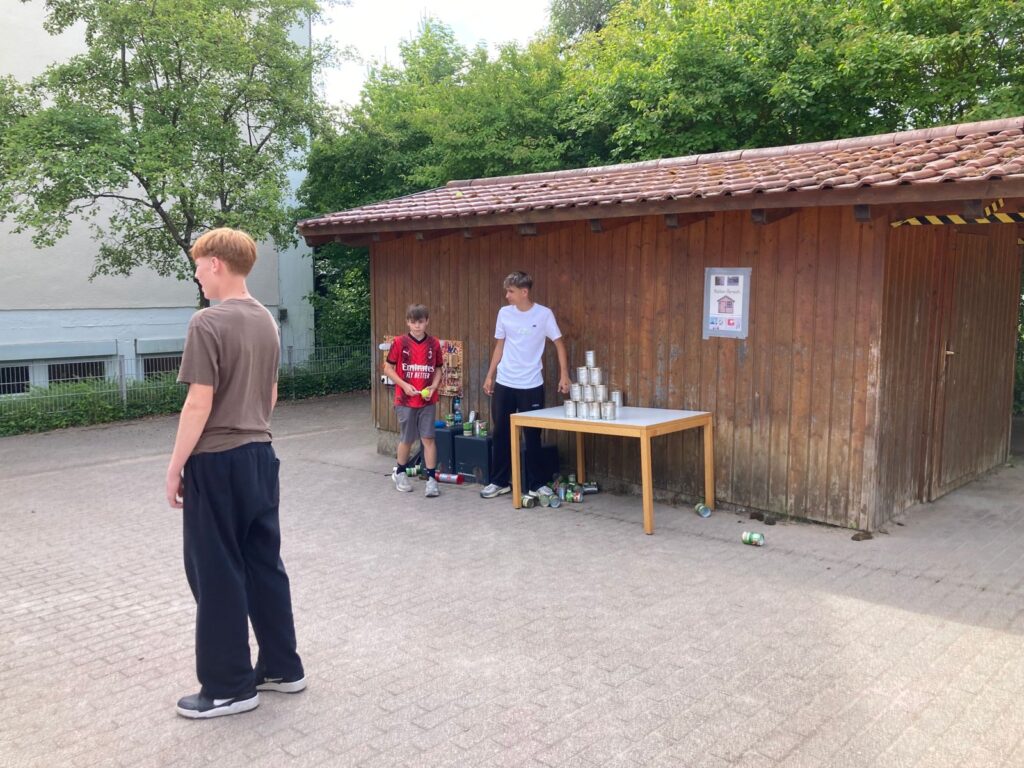 SuS stehen an der Dosenwerfen-Station
