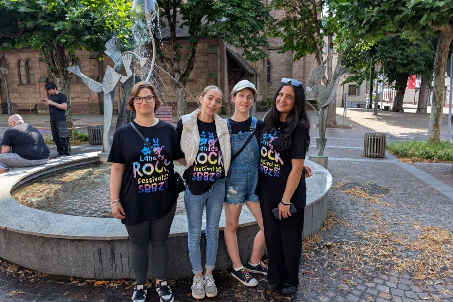Teilnehmende SchülerInnen mit Landesrockfestival Shirt vor einem Brunnen